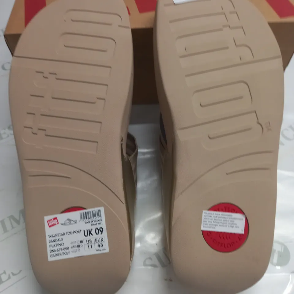 BOXED PAIR OF FITFLOP WALKSTAR TOE-POST SANDALS IN PLATINO - UK 9