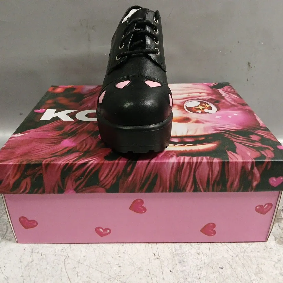 BOXED PAIR OF KOI SHOES IN BLACK W. PINK HEARTS SIZE UK 5