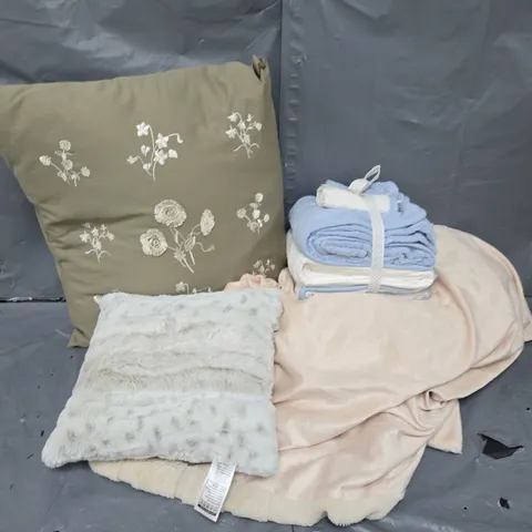 APPROXIMATELY 14 ASSORTED HOUSEHOLD ITEMS TO INCLUDE BEDDING, CUSHIONS, TOWELS, ETC