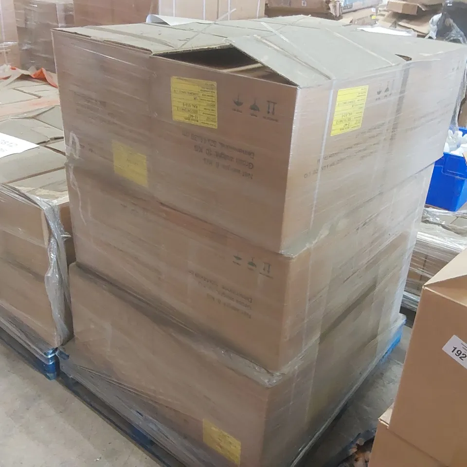 PALLET CONTAINING A VERY LARGE QUANTITY OF MEDICAL FACE MASKS