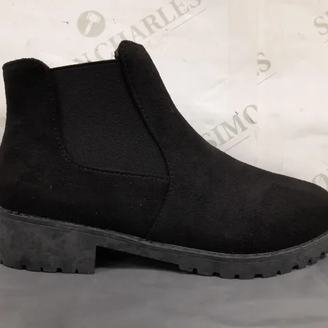 BOXED PAIR OF DESIGNER SHOES IN BLACK EU SIZE 38