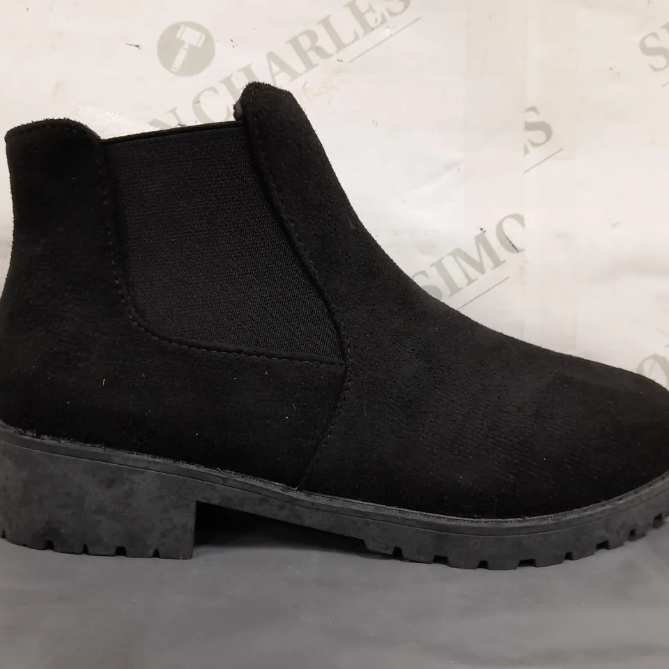 BOXED PAIR OF DESIGNER SHOES IN BLACK EU SIZE 38