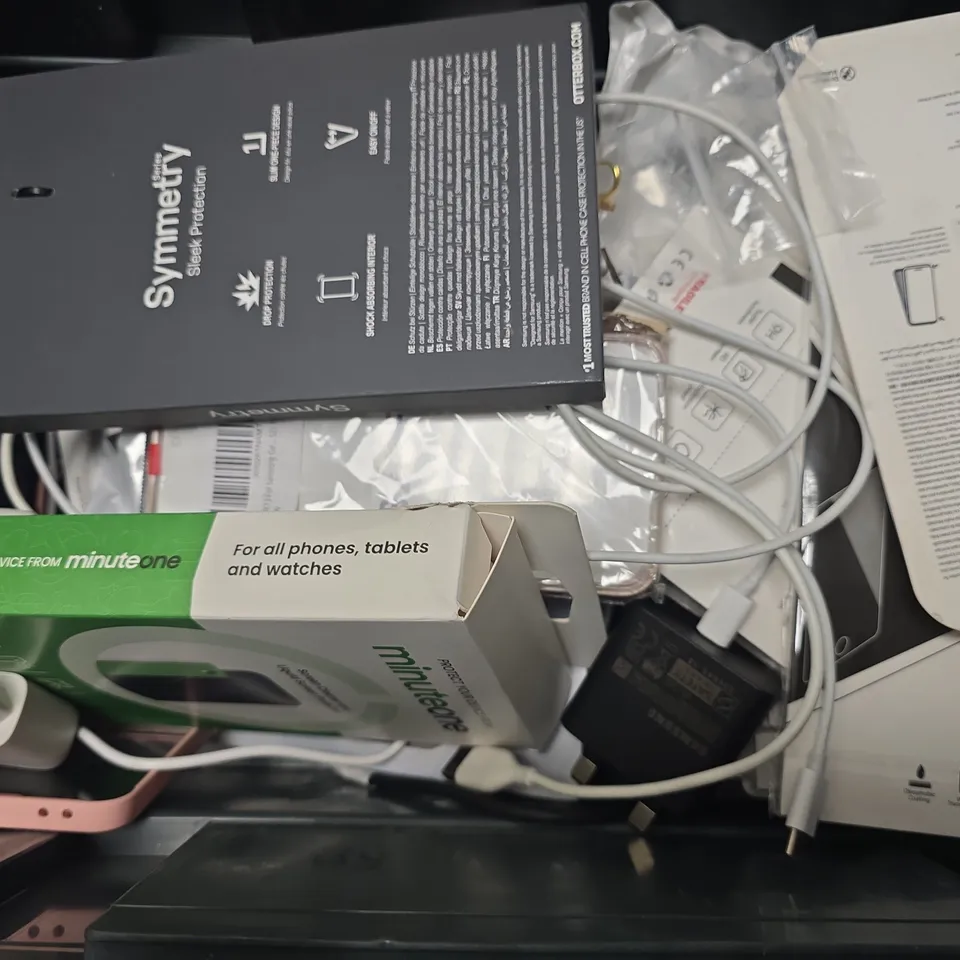 APPROXIMATELY 16 ASSORTED ITEMS TO INCLUDE - PHONE CASE , USB-C PLUG SOCKET , GLASS SCREEN PROTECTOR ETC