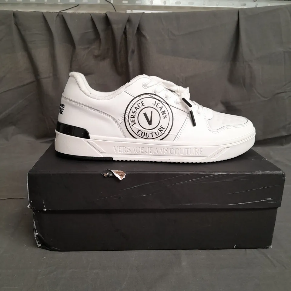 BOXED PAIR OF VERSACE JEANS COUTURE SNEAKERS WHITE SIZE 8.5