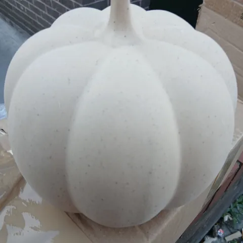 GISELA GRAHAM WHITE PUMPKIN-SHAPED DECORATIVE ORNAMENT – GRAHAM LONDON