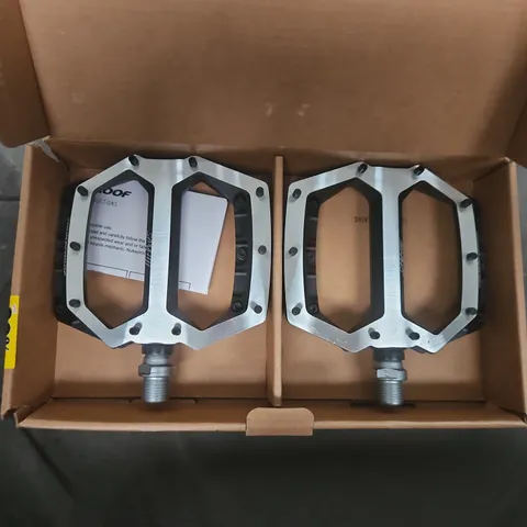 NUKEPROOF PAIR OF ALUMINIUM BICYCLE PEDALS – PLATFORM STYLE