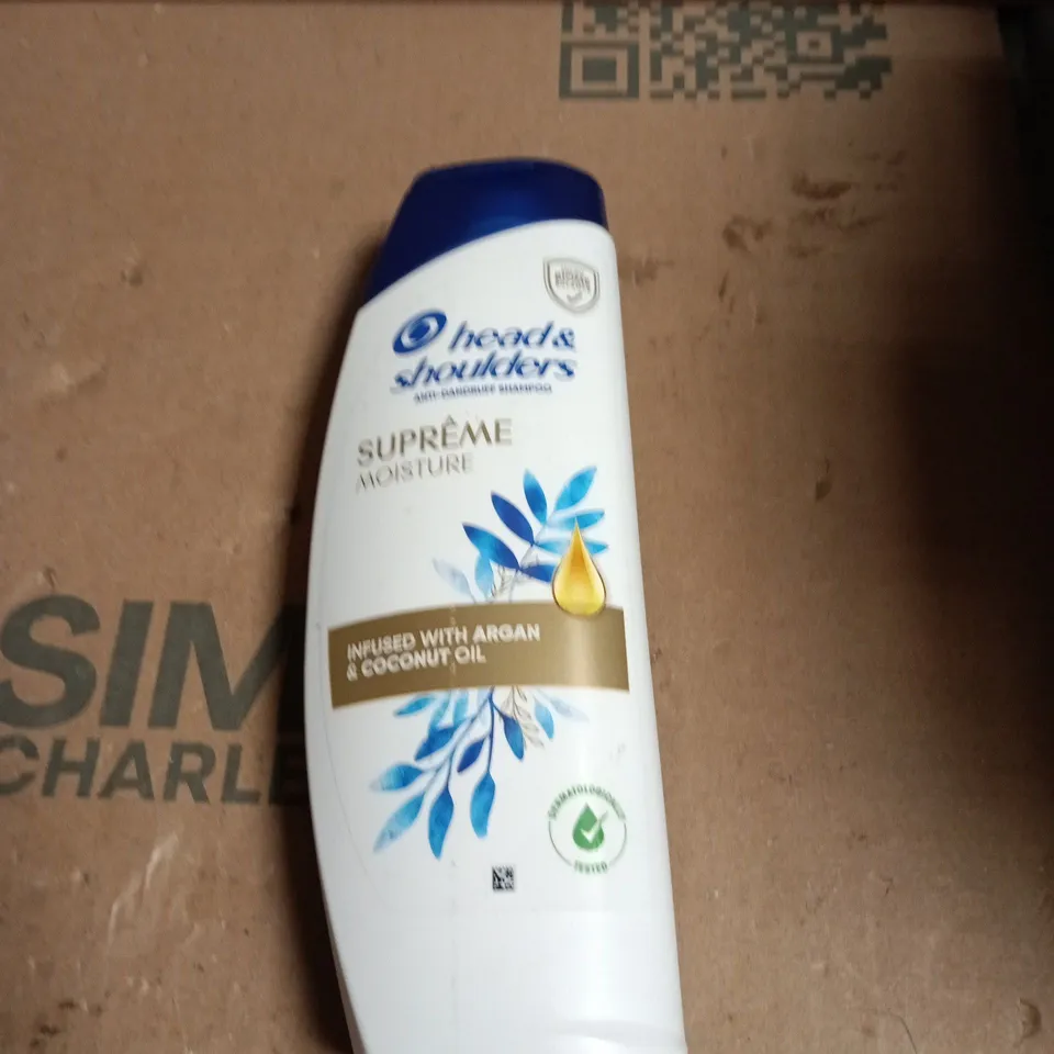 APPROXIMATELY 20 ASSORTED COSMETIC ITEMS INCLUDING CORSODYL MOUTH WASH , HEAD & SHOULDERS SHAMPOO AND GARNIER SHAMPOO