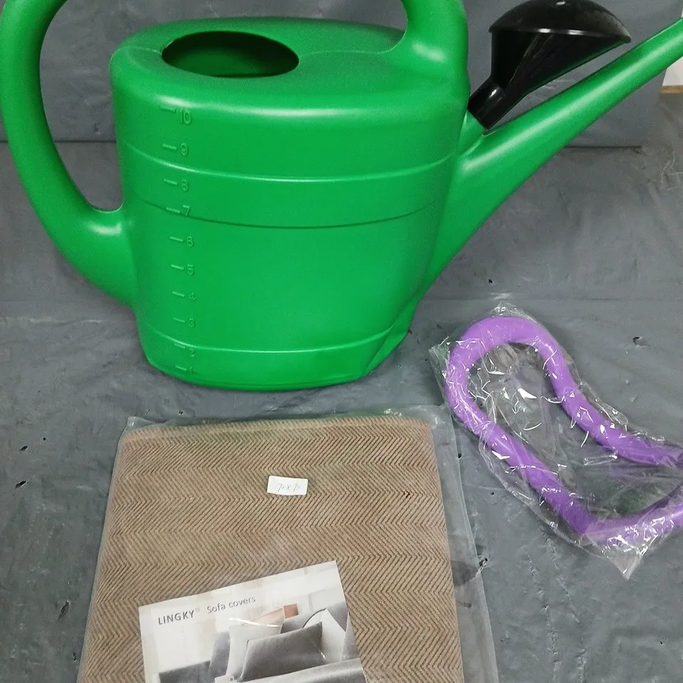 APPROXIMATELY 15 ASSORTED HOUSEHOLD ITEMS TO INCLUDE WATERING CAN, SOFA COVER, MINI DESK FAN ETC