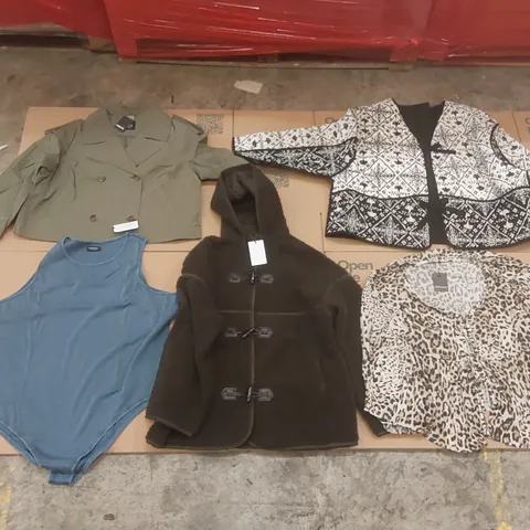 PALLET CONTAINING APPROXIMATELY 150x BRAND NEW ASSORTED DESIGNER CLOTHING ITEMS INCLUDING: JD WILLIAMS TOP, SIMPLY BE COATS, SIMPLY BE BODYSUIT ECT