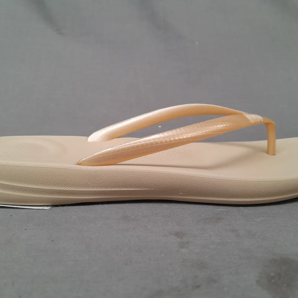 BOXED PAIR OF FITFLOP IQUSHION ERGONOMIC TOE-POST FLIP-FLOPS IN GOLD UK SIZE 7