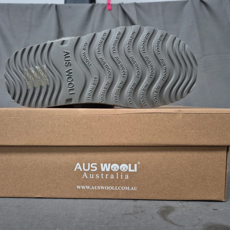 BOXED PAIR OF AUS WOOLI SYDNEY SLIPPERS IN LIGHT GREY UK SIZE 3