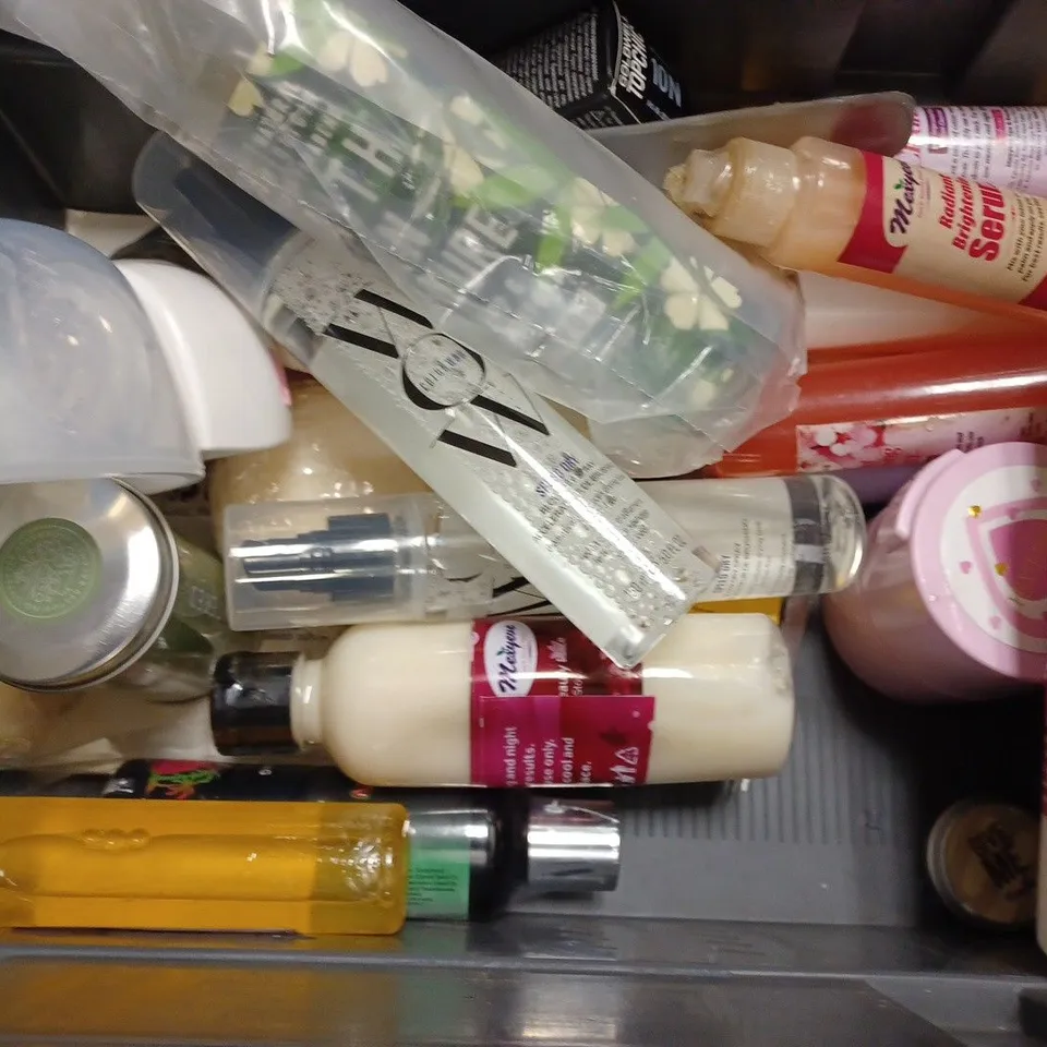 BOX OF APPROX 15 ASSORTED HEALTH AND BEAUTY ITEMS TO INCLUDE - CANTU NOURISHING BODY CREAM - AROMA ACTIVE MUSCLE RECOVERY BALM - GARNIER MICELLAR CLEANING WATER ECT
