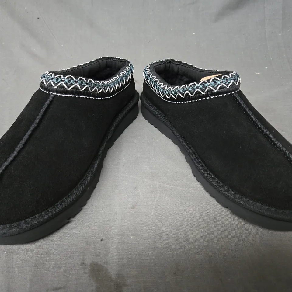 PAIR OF UGG WOMEN'S TASMAN SHOES IN BLACK UK SIZE 5