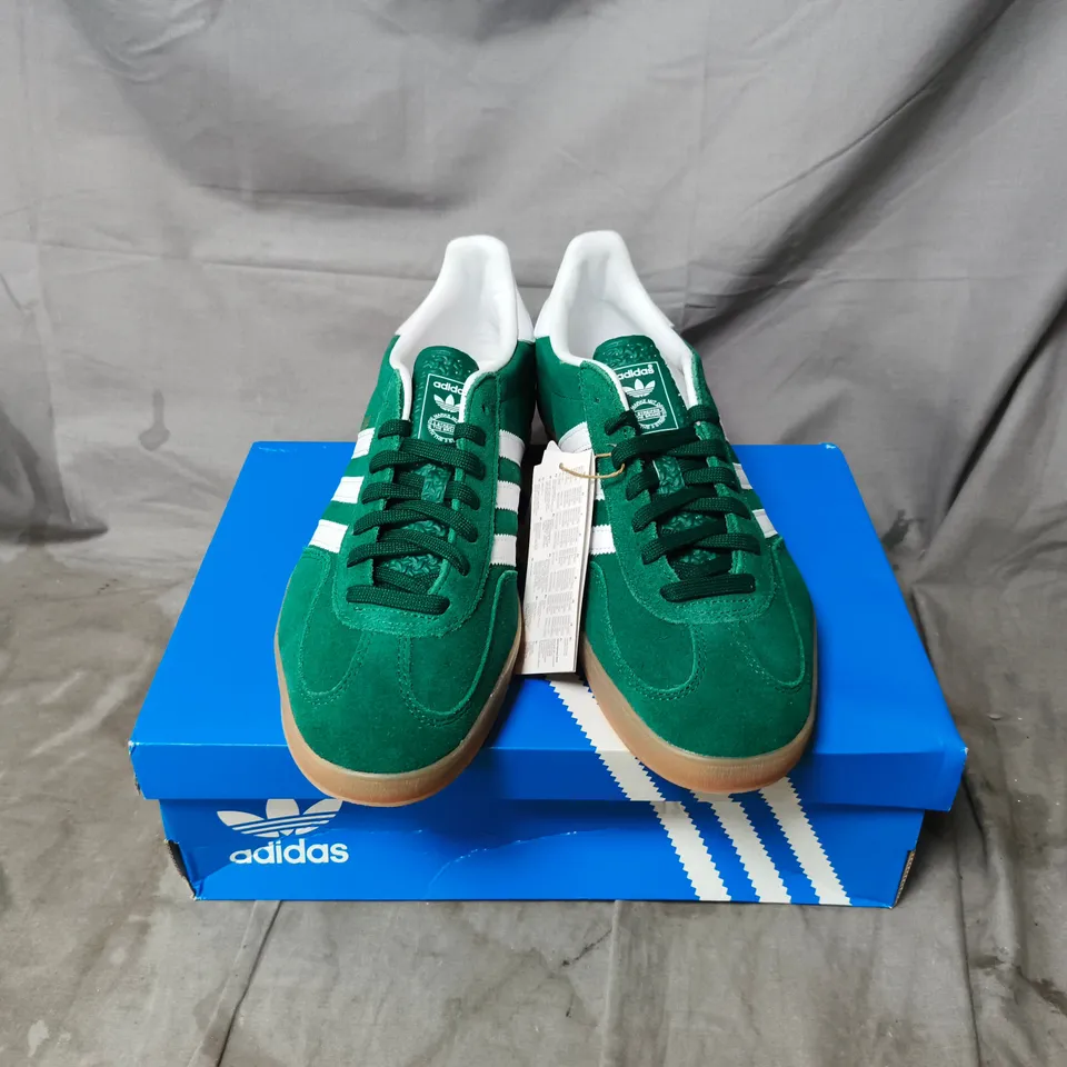 BOXED PAIR OF ADIDAS MENS GAZELLE INDOOR TRAINERS IN GREEN - UK 12