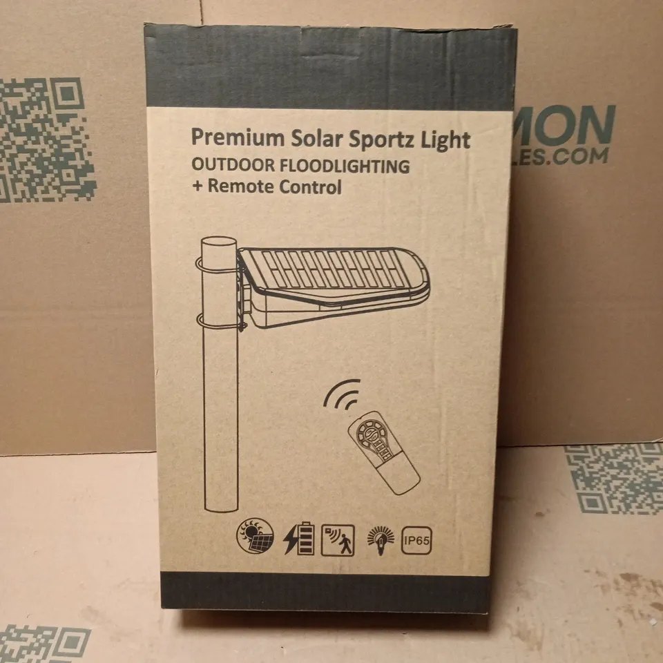 BOXED PREMIUM SOLAR SPORTZ LIGHT OUTDOOR FLOODLIGHTING + REMOTE CONTROL