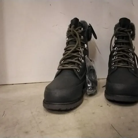 BOXED EMU AUSTRALIA UNISEX BOOTS , GREY , SIZE UK 7 , 2 PAIRS AND 2 PAIRS UK 5