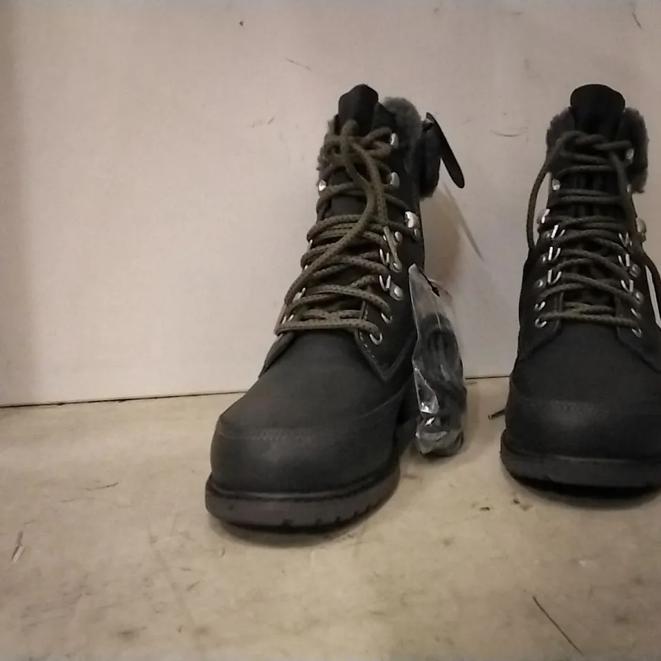 BOXED EMU AUSTRALIA UNISEX BOOTS , GREY , SIZE UK 7 , 2 PAIRS AND 2 PAIRS UK 5
