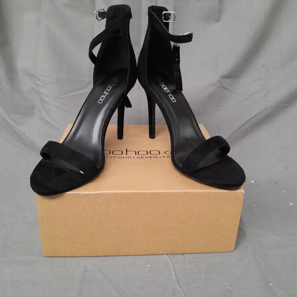 BOXED PAIR OF BOOHOO OPEN TOE HIGH HEEL SHOES IN BLACK SIZE 7