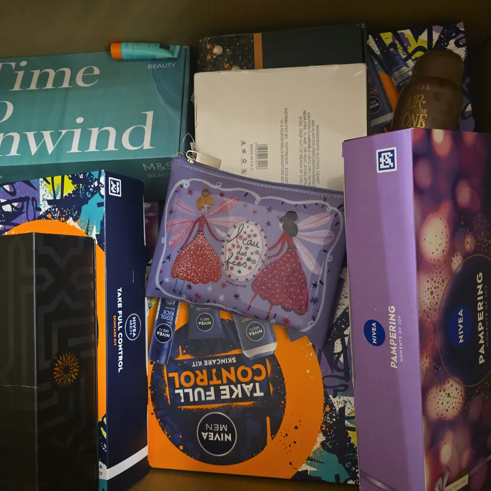 BOX OF APPROXIMATELY 10 ASSORTED COSMETIC GIFT SETS