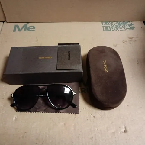 BOXED TOM FORD BLACK FRAME SUNGLASSES  WITH GRADIENT LENSES