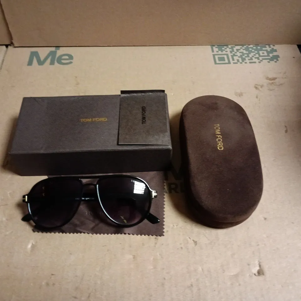 BOXED TOM FORD BLACK FRAME SUNGLASSES  WITH GRADIENT LENSES