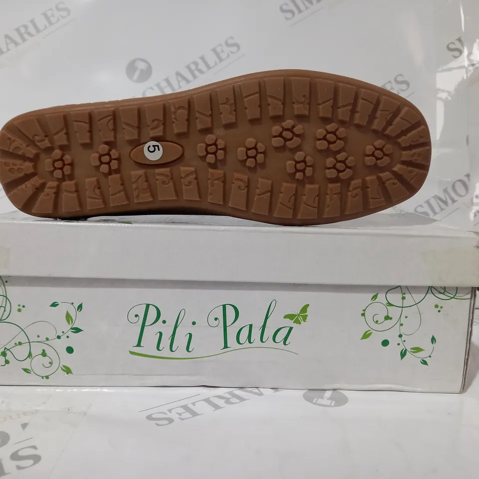 BOXED PAIR OF PILI PALA LEATHER LOAFERS IN SAND COLOUR UK SIZE 5