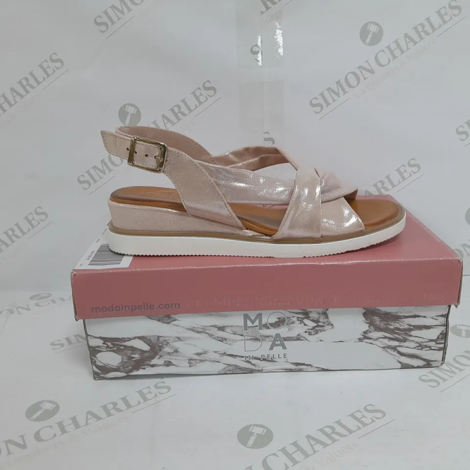 BOXED PAIR OF MODA IN PELLE OLANNA SANDALS IN ROSE GOLD METALLIC SIZE 6 
