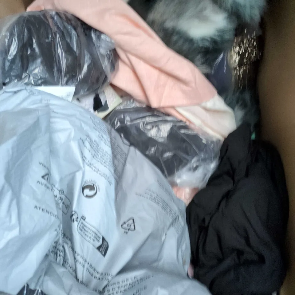 APPROXIMATELY 20 ASSORTED CLOTHING PRODUCTS IN VARIOUS STYLES & SIZES TO INCLUDE JUMPERS, T-SHIRTS, DRESSES ETC