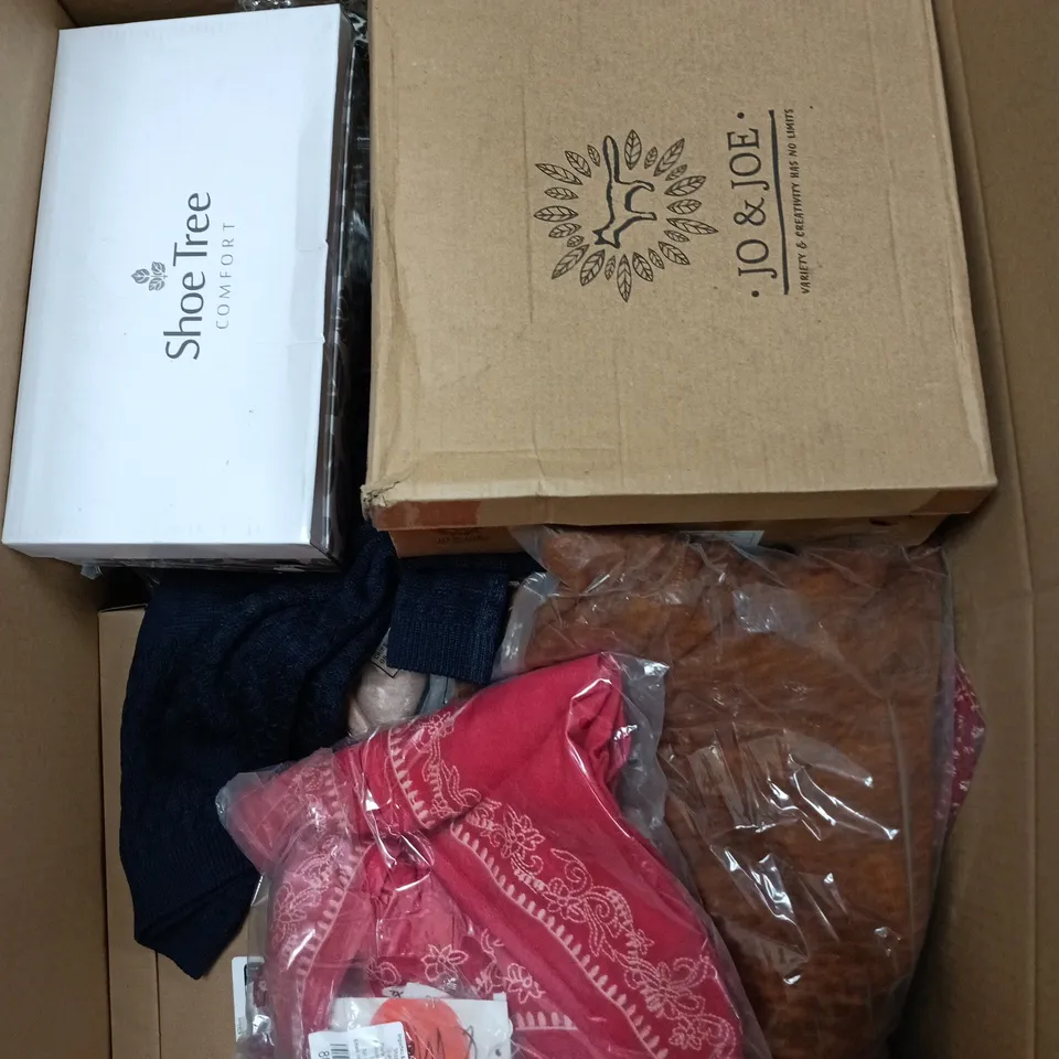 BOX OF APPROXIMATELY 20 ASSORTED ITEMS TO INCLUDE REGATTA CLOTHING, JO & JOE FOOTWEAR ETC