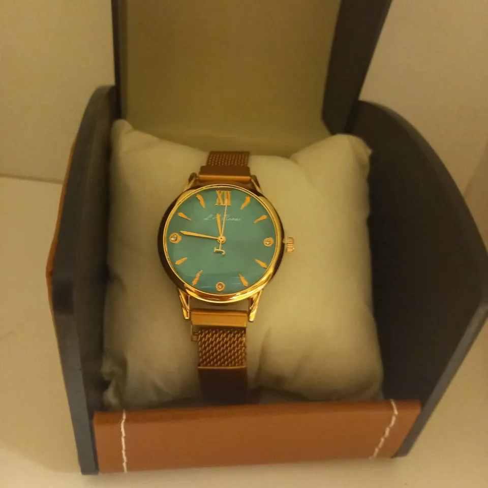 LADIES LA BANUS WATCH – QUARTZ MOVEMENT – METAL STRAP WITH MAGNETIC CLASP – BOX INCLUDED