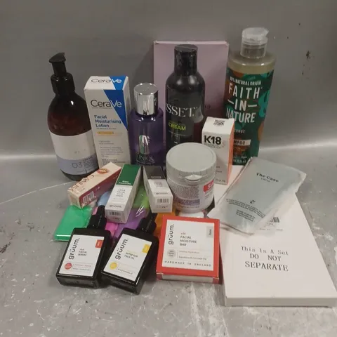 APPROXIMATELY 20 ASSORTED COSMETICS PRODUCTS TO INCLUDE - K18 MOLECULAR REPAIR HAIR MASK - GRUUM FACIAL CLAY MASK - CERAVE FACIAL MOISTURISING LOTION - ETC