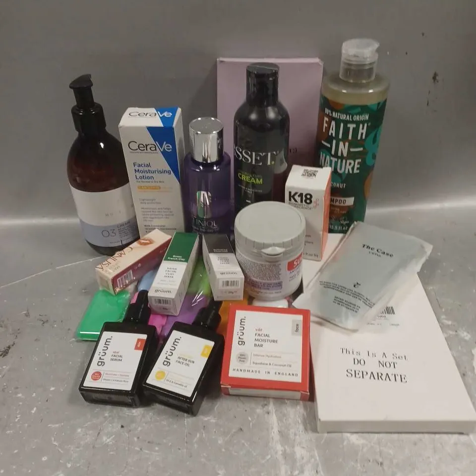 APPROXIMATELY 20 ASSORTED COSMETICS PRODUCTS TO INCLUDE - K18 MOLECULAR REPAIR HAIR MASK - GRUUM FACIAL CLAY MASK - CERAVE FACIAL MOISTURISING LOTION - ETC