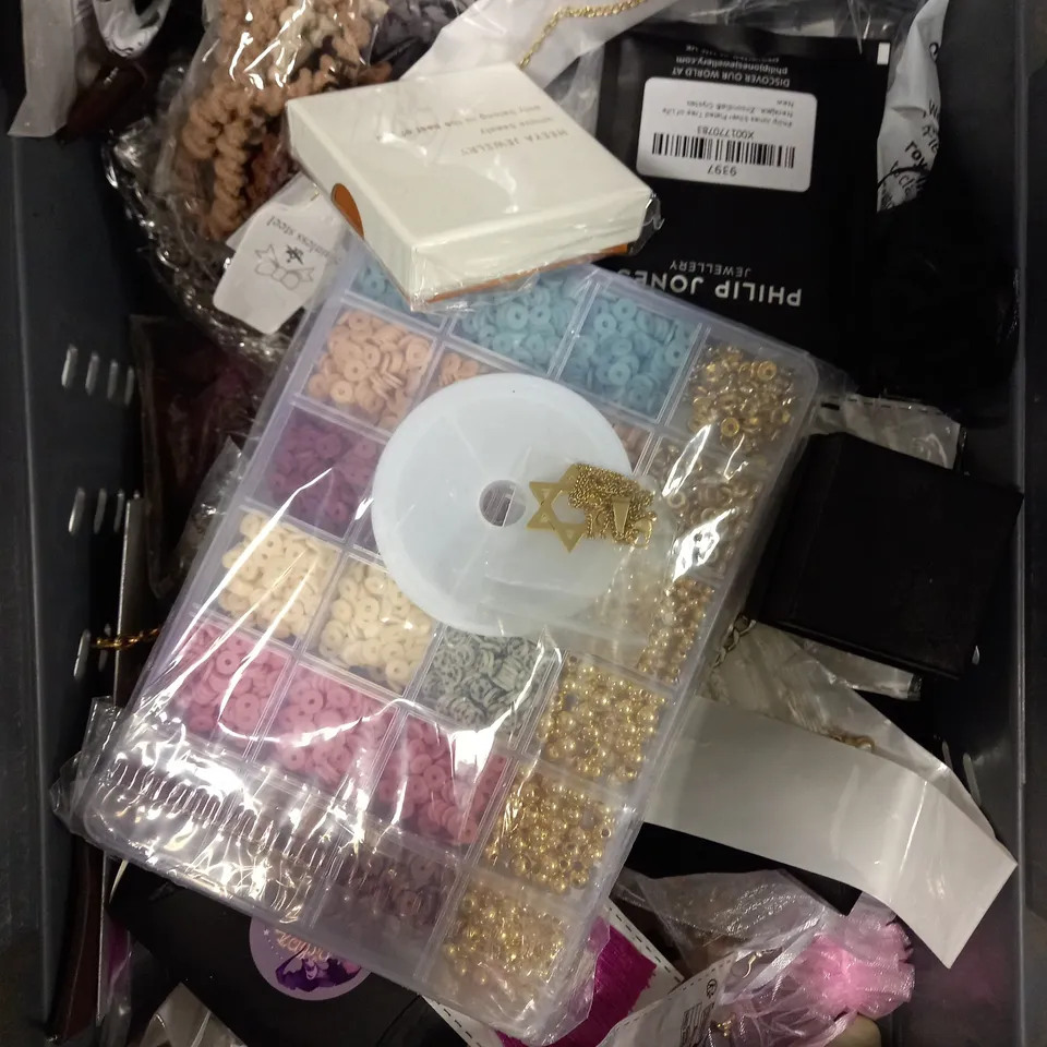 APPROXIMATELY 30 ASSORTED JEWELLERY PRODUCTS IN VARIOUS STYLES TO INCLUDE BRACELETS, NECKLACES, EARRINGS ETC