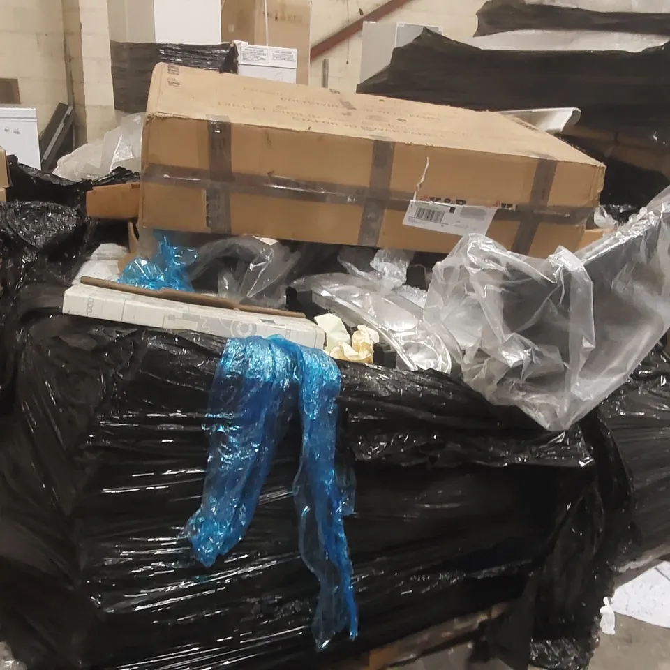 PALLET CONTAINING A LARGE QUANTITY OF ASSORTED CAR PARTS INCLUDING: HEADLIGHTS, MERCEDES-BENZ MIRROR GLASS ECT