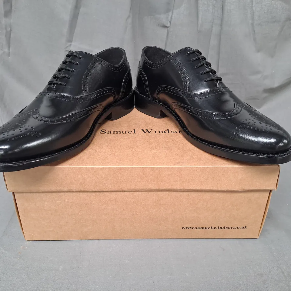 BOXED PAIR OF SAMUEL WINDSOR SHOES IN BLACK UK SIZE 7