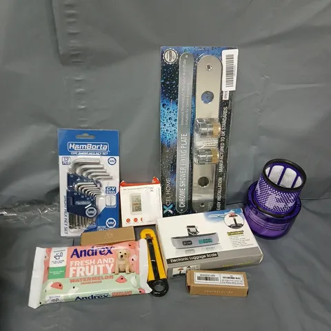 APPROXIMATELY 15 ASSORTED HOUSEHOLD ITEMS TO INCLUDE SHOWER FIXING PLATE, ELECTRONIC LUGGAGE SCALE, WIPES, ETC