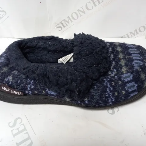 PAIR OF MUK LUKS ANAIS SLIPPERS NAVY SIZE 5