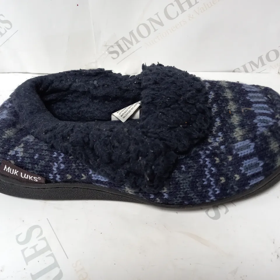 PAIR OF MUK LUKS ANAIS SLIPPERS NAVY SIZE 5