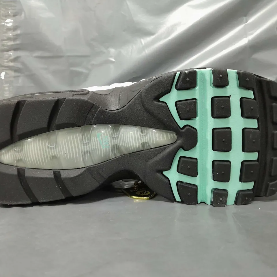 BOXED PAIR OF NIKE AIR MAX ESSENTIAL SHOES IN WHITE/GREY/CYAN UK SIZE 7.5