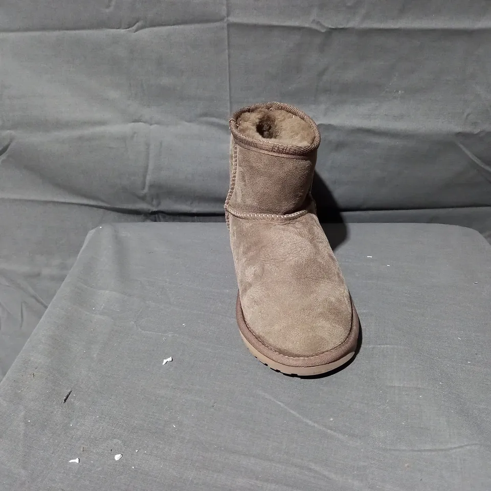 PAIR OF EMU AUSTRALIA WATER RESISTANT BOOTS IN MUSHROOM SIZE 6
