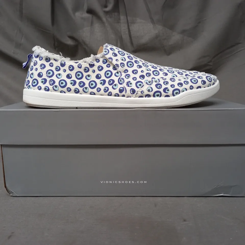 BOXED PAIR OF VIONIC BEACH SLIP-ON SHOES IN WHITE/BLUE SIZE 7