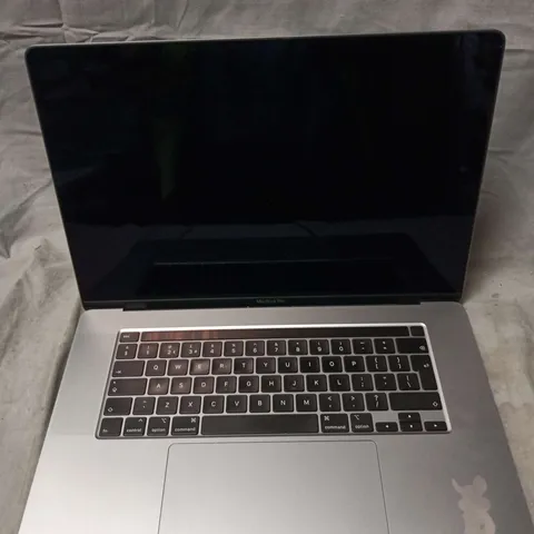 APPLE MACBOOK PRO SILVER