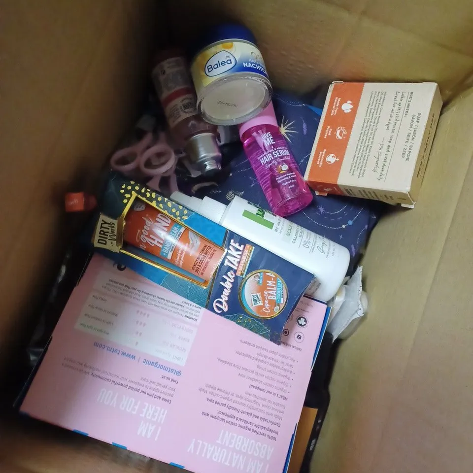 BOX OF APPROXIMATELY 15 ASSORTED COSMETIC ITEMS TO INCLUDE BALEA NIGHT CREAM, GIVE ME HAIR SPRAY, SQUATCH SOAP ETC