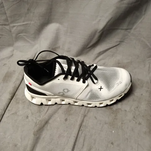 ON RUNNING WHITE MESH TRAINERS – UNISEX SIZE 9