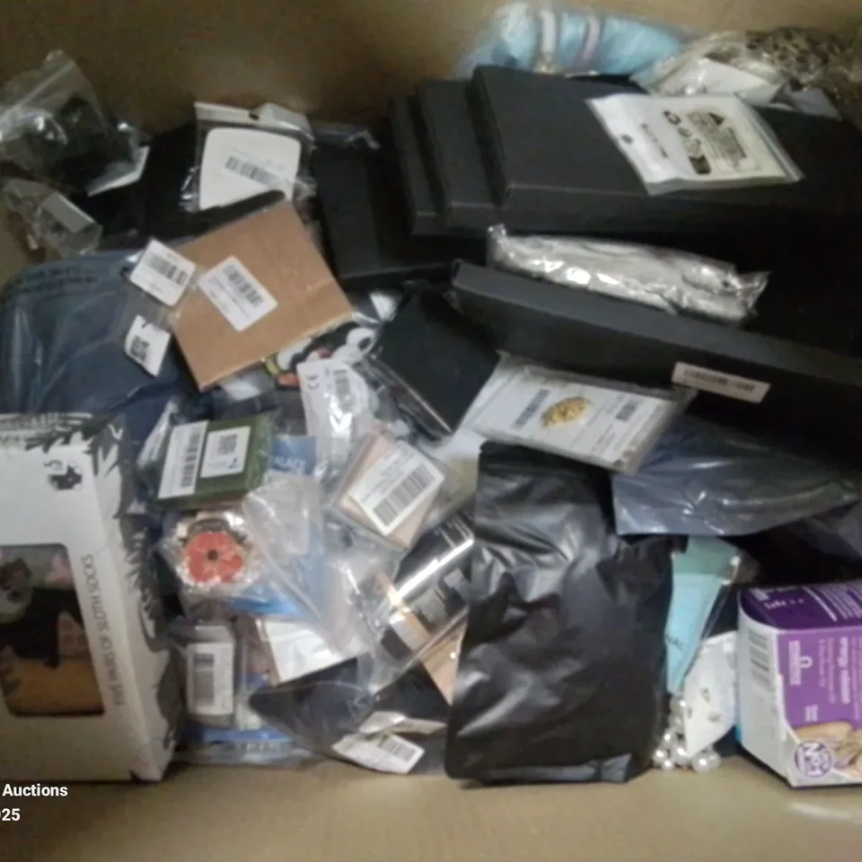 BOX CONTAINING MIXED CLOTHING AND DRESS UP/COSTUME JEWELLERY ETC.