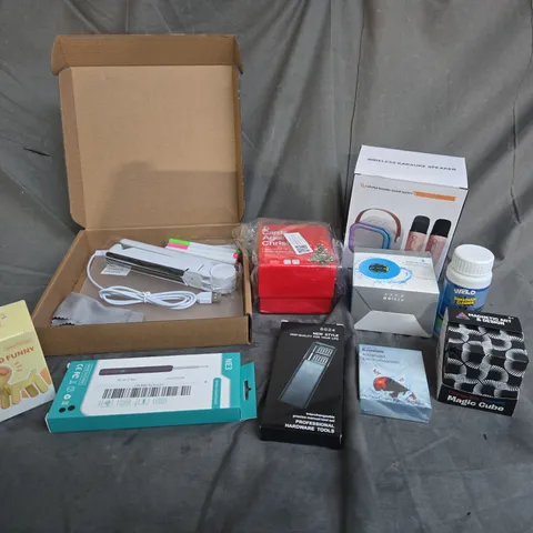 APPROXIMATELY 20 ASSORTED ITEMS TO INCLUDE - CARDS AGAINST CHRISTMAS - WIRELESS VISUAL EARPICK - MANUAL TOOL SET - ETC