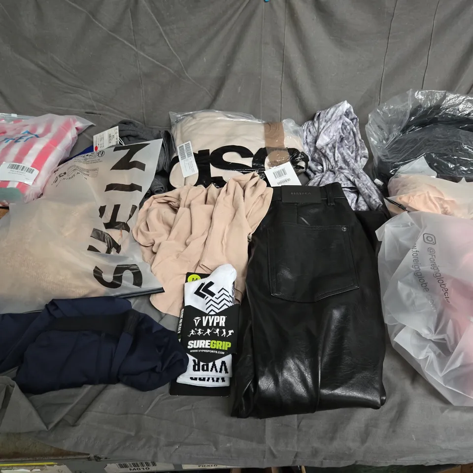 LARGE BOX OF ASSORTED CLOTHING ITEMS IN VARIOUS SIZES, STYLES AND COLOUR 