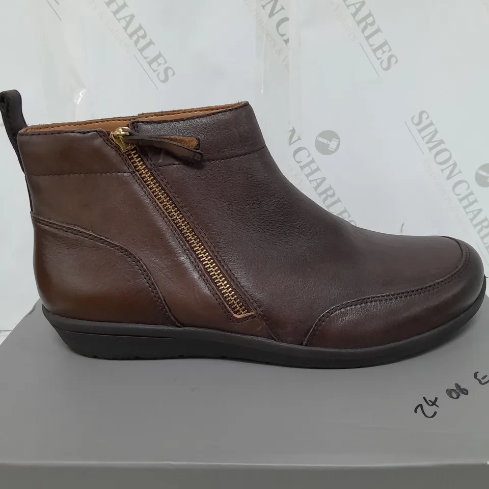 VIONIC LOIS FULL GRAIN CHUKKA FLAT BOOT - SIZE 7.5