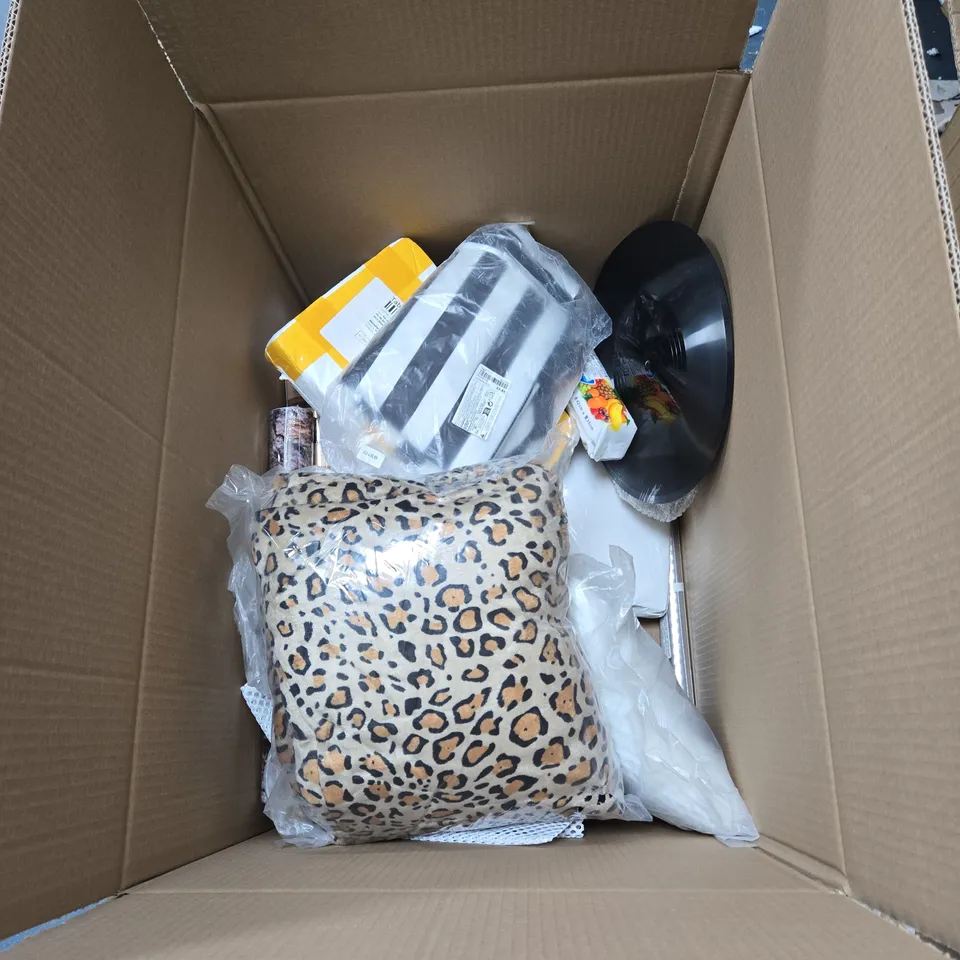 BOX OF APPROXIMATELY 15 ASSORTED HOUSEHOLD ITEMS INCLUDING FITTED SHEETS AND SHOE CLEANER 