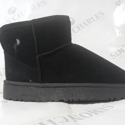 BOXED PAIR OF DESIGNER FAUX FUR LINED SHOES IN BLACK EU SIZE 38
